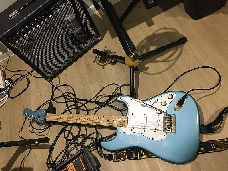 Recording Strat with whammy bar